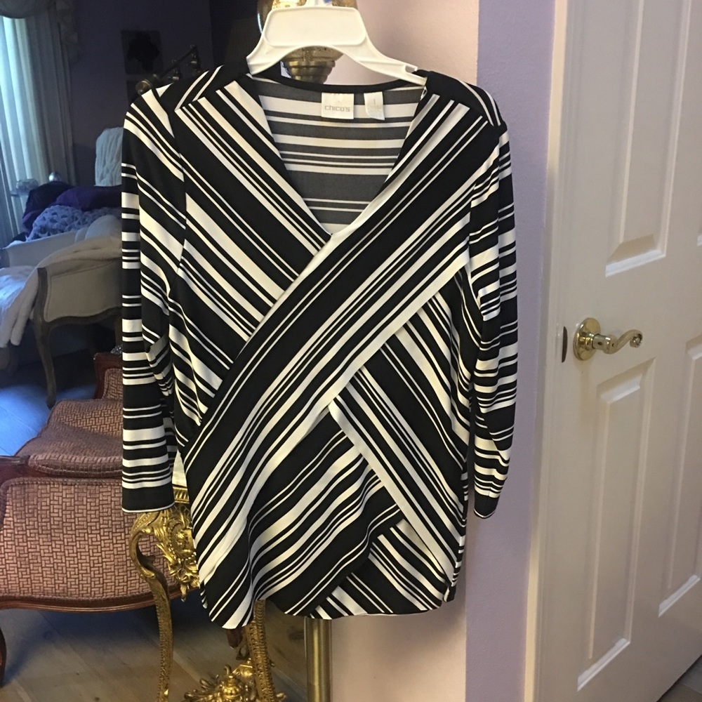 🖤♣️CHICO’S Black/White stripe top🖤♣️Size 1